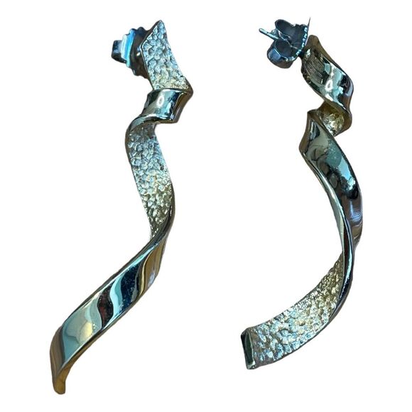 Vintage 90s Twisted Earrings Hammered and Smooth Gold Tone Metal Pierced - Picture 1 of 3